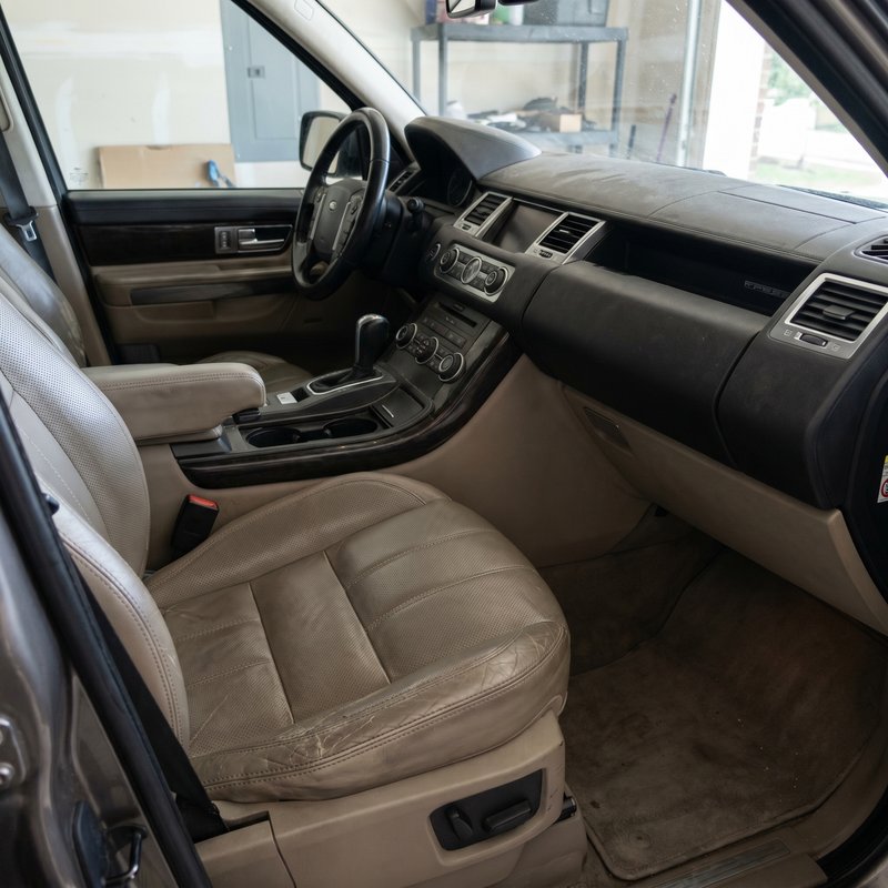 Range Rover — iç detay öncesi yıpranmış deri